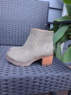Korks by Kork-Ease Esmeralda Lug Sole Platform Ankle Boots, Size 8
